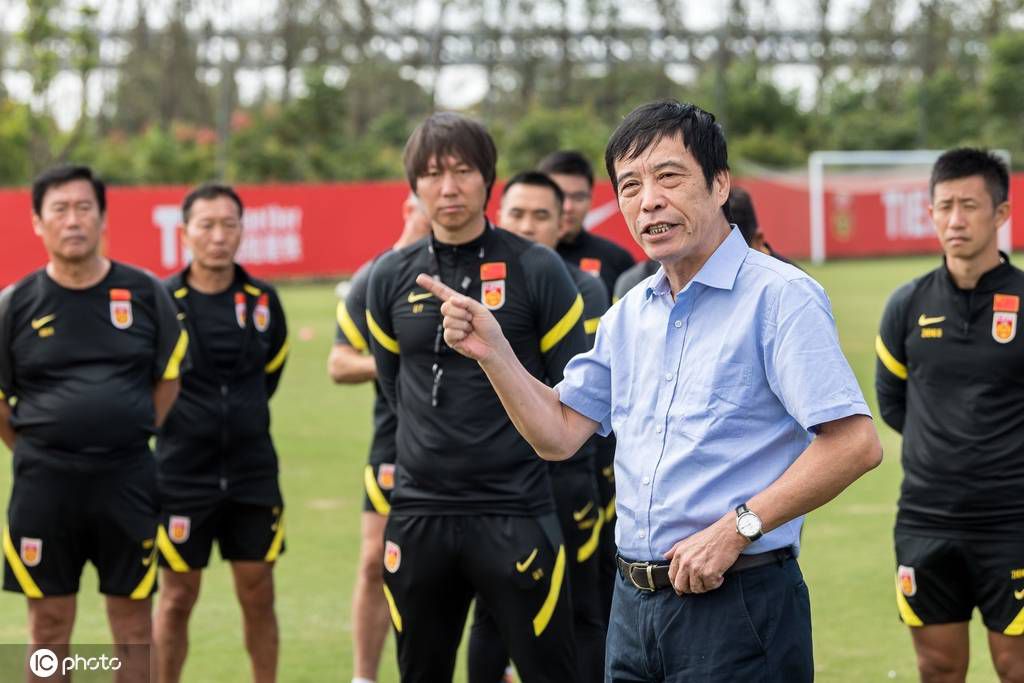 今天瓦拉内因病缺阵，坎布瓦拉进入首发阵容，迎来一线队首秀。